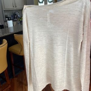 Selling a lululemon sweater, never has been worn, and size medium